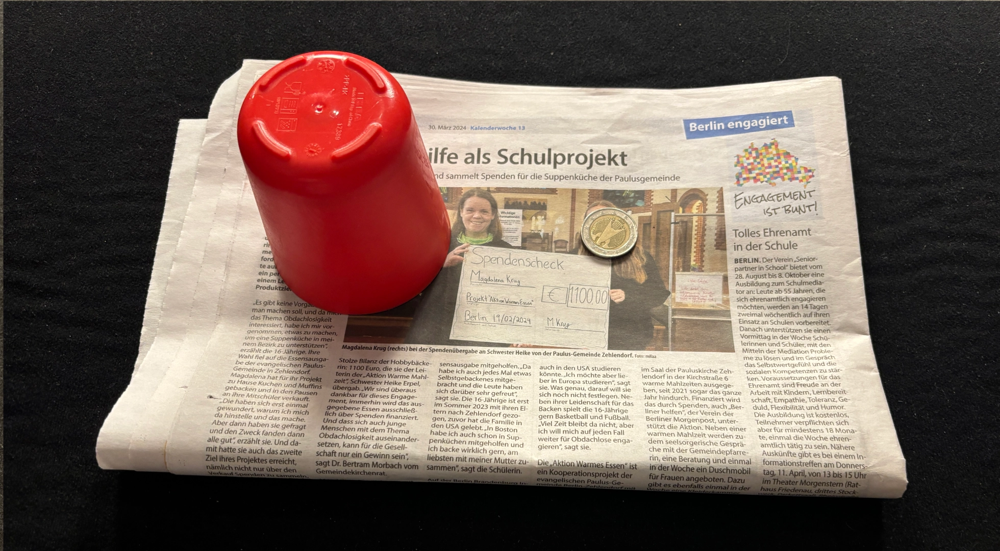 Fundamente 1.2 – Becher durch Tisch